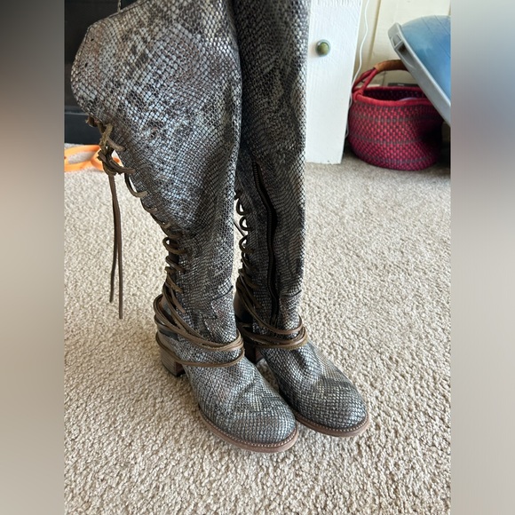 Rare! Freebird blue snake knee-high boots size 9 - no longer sold on site - Picture 3 of 3